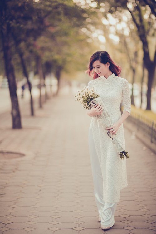 
Vẻ đẹp bình dị của thiếu nữ Kinh Bắc bên cúc họa mi
