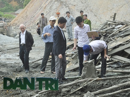 Hà Tĩnh công bố nguyên nhân ban đầu vụ sập giàn giáo khiến 2 người chết - 2