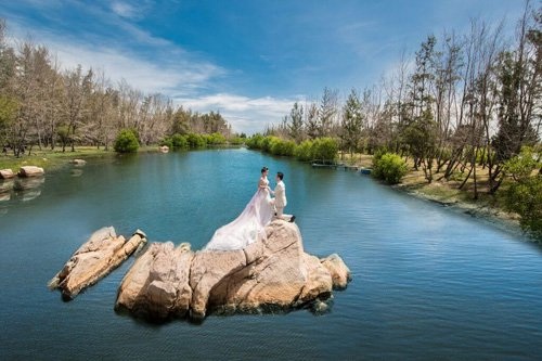 
Chia sẻ về lý do chọn mảnh đất hình chữ S là nơi lưu giữ kỷ niệm hạnh phúc trong bộ ảnh cưới, cô dâu Ann cho biết: “Một người bạn tại Singapore của tôi từng chụp ảnh của Sam (tên của nhiếp ảnh thực hiện bộ hình này). Ngay khi xem xong bộ ảnh của người bạn, tôi rất thích những bức hình này và yêu luôn cả thiên nhiên Việt Nam nên chúng tôi quyết định bay sang đây để chụp ảnh cưới.
