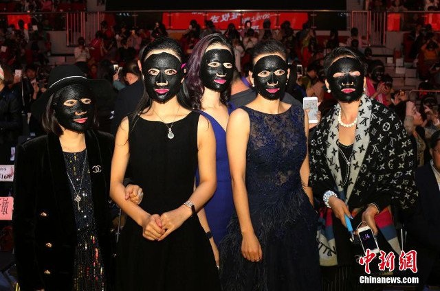 10 kỷ lục thế giới "lãng xẹt" ở Trung Quốc năm 2015 - 4 Hàng nghìn người đã đắp mặt nạ làm đẹp cùng một lúc tại thành phố Thượng Hải để lập kỷ lục thế giới về số lượng người cùng đắp mặt nạ đông nhất thế giới.