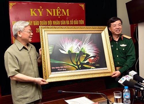 Tổng Bí thư Nguyễn Phú Trọng: Xứng đáng là tờ báo chính trị hàng đầu - 7 Thiếu tướng Phạm Văn Huấn, thay mặt tập thể Báo QĐND, tặng Tổng Bí thư Nguyễn Phú Trọng bức ảnh hoa bàng quả vuông, do phóng viên Báo QĐND chụp tại quần đảo Trường Sa.