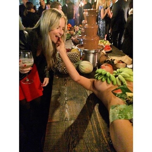 Cư dân mạng phẫn nộ vì tiệc hoa quả trên thân thể phụ nữ - 4