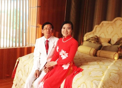 Chồng già, vợ trẻ cách nhau 52 tuổi vẫn không lỡ nhịp "gối chăn" - 4 Chồng già, vợ trẻ cách nhau 52 tuổi vẫn không lỡ nhịp "gối chăn" - 4