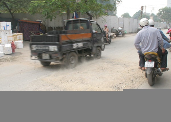 "Cửa ải" phía Nam Hà Nội: Chỉ một lần rồi em sợ mãi - 5
Đường Lĩnh Nam cũng đang xuống cấp