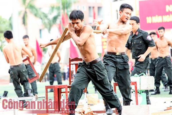 Màn võ thuật tuyệt đẹp tại Đại hội Khoẻ Vì an ninh Tổ quốc - 4 Màn võ thuật tuyệt đẹp tại Đại hội Khoẻ Vì an ninh Tổ quốc - 4