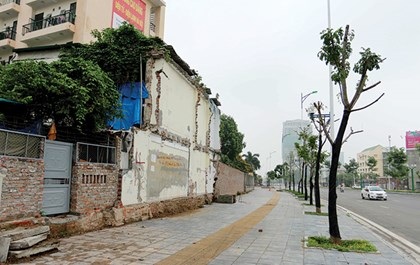 Ai mua "bức tường 1 tỷ đồng"? - 4 Do đó, hiện bức tường này vẫn tồn tại trên tuyến đường mới