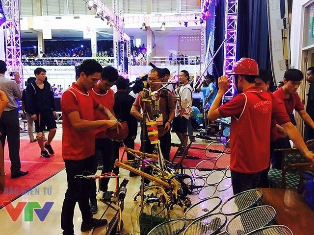 ABU Robocon 2015: Toàn cảnh chiến thắng của đội tuyển Việt Nam - 3 Đối thủ của họ tại trận Chung kết là đội tuyển Hongkong (Trung Quốc).