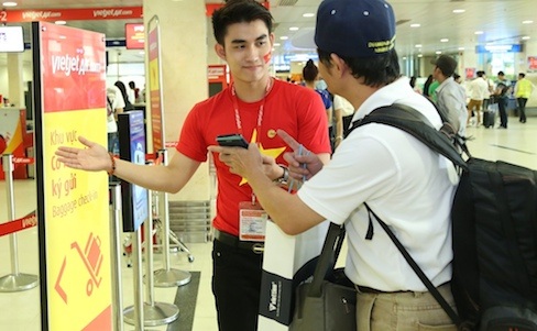 Ngắm tiếp viên hàng không mặc đồng phục cờ đỏ sao vàng mừng Quốc khánh - 4