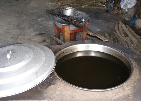 Cận cảnh 'công nghệ' sản xuất cơm cháy chà bông - 3 Dầu sử dụng chiên cơm cháy đen thui, dụng cụ cũ kỹ. Ảnh: TRẦN NGỌC