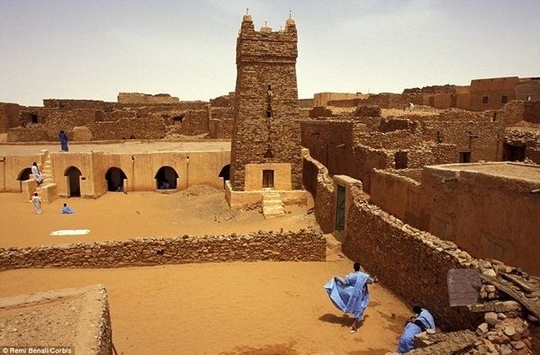 Bí ẩn "kho báu" sách nằm giữa sa mạc Sahara - 4 sa-mac-sahara-baogiaothong