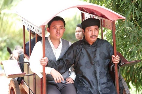 Nghệ sĩ Hà Linh: "Tôi bị ám ảnh nhiều sau cái chết của cha mẹ" - 4
Hà Linh (áo đen) trên trường quay một bộ phim.