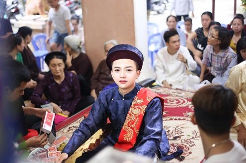 Dân mạng “phát sốt” với “mỹ nam hầu đồng” - 5
Việt đã làm công việc hầu đồng được 4 năm