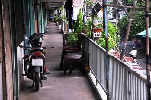 Họp chợ sầm uất giữa hành lang chung cư ở TP.HCM - 5
Hành lang làm bãi giữ xe