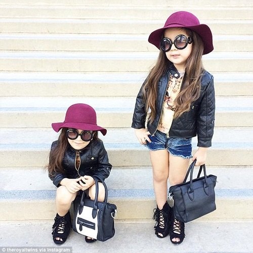 Cặp chị em song sinh 4 tuổi sành điệu nhất Instagram - 5
Mẹ của hai bé Bella và Chloe là Lucy Abir, vốn là một phóng viên giải trí. Cô thường xuyên chụp ảnh hai cô con gái sinh đôi của mình diện đồ rất thời trang, tạo dáng ở một số địa điểm nổi tiếng ở Los Angeles, sau đó đăng tải trên trang mạng xã hội chia sẻ ảnh lớn nhất thế giới, Instagram.