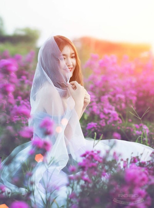 Nữ sinh mơ màng giữa cánh đồng lưu ly tuyệt đẹp - 5
... và cổ điển