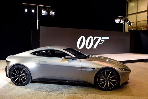 Điểm danh dàn xe trong Điệp viên 007 - Spectre - 5
DB10 sử dụng cơ sở gầm bệ VH giống mẫu V8 Vantage, với động cơ V8 4.7L công suất 430 mã lực, kết hợp với hộp số sàn 6 cấp. DB10 không được đưa vào sản xuất thương mại nhưng là nền tảng cho DB11 - mẫu xe sẽ thay thế DB9
