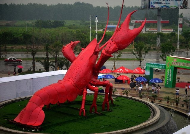 10 kỷ lục thế giới "lãng xẹt" ở Trung Quốc năm 2015 - 5 Tượng tôm lớn nhất thế giới được xây dựng tại thành phố Tiềm Giang, tỉnh Hồ Bắc.