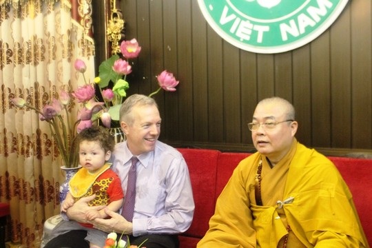 Đại sứ đã được hòa thượng Thích Thang Nhiễu, trụ trì chùa Quán Sứ cùng các nhà sư trong chùa đón tiếp rất nồng hậu