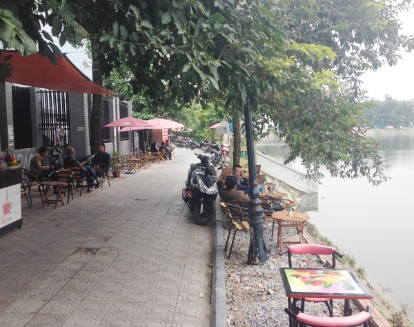 
Quán la liệt chiếm cả lòng đường vỉa hè
