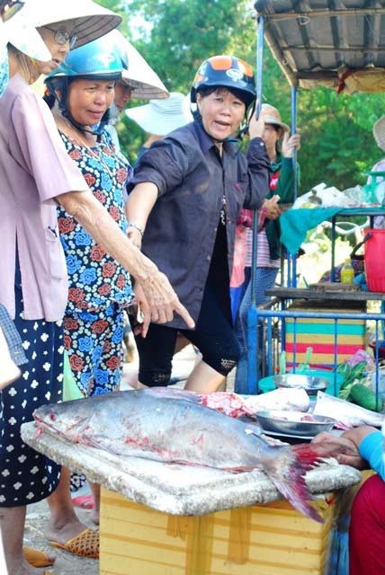 
Các thương lái đến mua cá thiều của ông Luân đưa vào bán tại chợ
