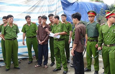 Vụ thảm sát Bình Phước: Hai nghi can thản nhiên diễn lại tội ác - 2 Vụ thảm sát Bình Phước: Hai nghi can thản nhiên diễn lại tội ác - 2