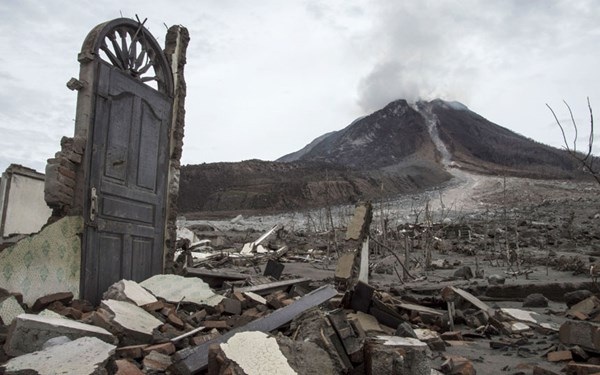 Cảnh hoang tàn sau khi ngọn núi lửa Sinabung phun trào ở làng Bekerah Sinabung, Karo, Sumatra, Indonesia ngày 28/9/2015 (Ảnh Telegraph).