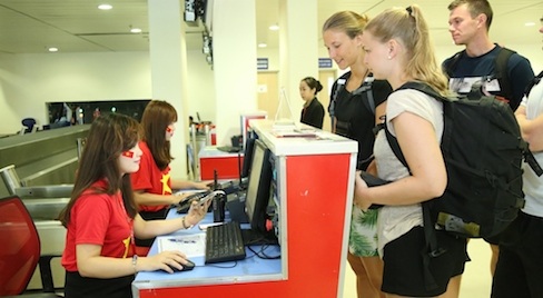 Ngắm tiếp viên hàng không mặc đồng phục cờ đỏ sao vàng mừng Quốc khánh - 5