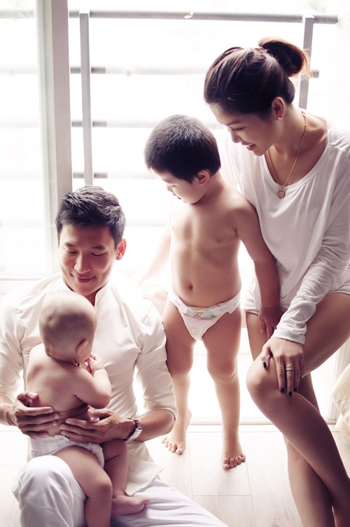 Hoa hậu làm mẹ đơn thân vì trót yêu đại gia có vợ - 5 Cô hạnh phúc bên bạn trai và 2 cậu con trai