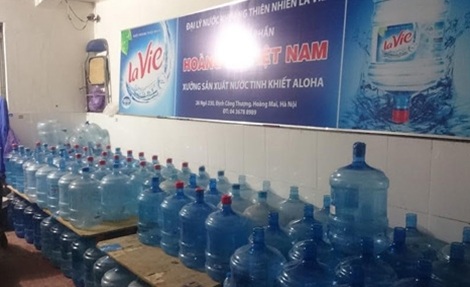 Phát hiện cả một công ty sản xuất nước khoáng Lavie giả ở Hà Nội - 5 Phát hiện cả một công ty sản xuất nước khoáng Lavie giả ở Hà Nội - 5