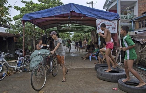 Cận cảnh lò luyện võ vỉa hè của thanh niên Myanmar - 5 - ảnh 5