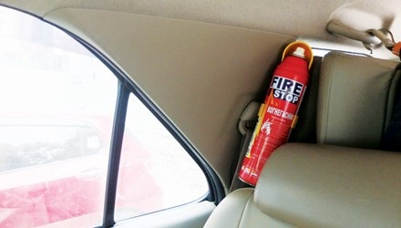 Trái khoáy quy định ô tô phải có bình chữa cháy - 1 Các chủ xe băn khoăn với bình chữa cháy để trong xe. Ảnh: Đức Huy.