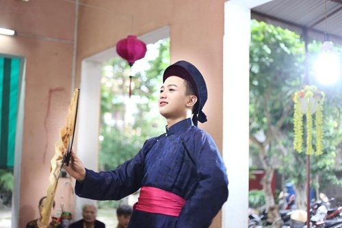 Dân mạng “phát sốt” với “mỹ nam hầu đồng” - 6
Chàng trai 9x bén duyên với hầu đồng từ khi 15 tuổi