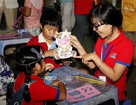 Sân chơi trung thu mới lạ và bổ ích cho thiếu nhi - 6 Sưu tập thêm nhiều kỷ niệm vui khi tự tay xếp những chiếc lồng đèn xinh xắn dưới sự chỉ dẫn tận tình của các thầy cô.