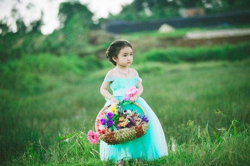 Bé gái Lâm Đồng đẹp như thiên thần "đốn tim" dân mạng - 6
Trong bộ váy màu xanh ngọc, nhìn bé như một thiên thần