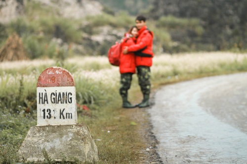 Bộ ảnh cưới lãng mạn của cặp đôi “cuồng đi” - 6
“Ban đầu chúng mình khá buồn, vì trời lúc đó cứ mưa hoài nhưng thực sự đứng trước khung cảnh đẹp tuyệt vời của núi non Hà Giang khiến chúng mình ngây ngất và không thể đứng nhìn, thậm chí có những lần mặc kệ mưa, cứ lao ra tạo dáng chụp hình”, Ngọc Châm tươi cười kể.