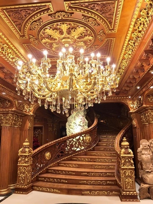 Soi nội thất "đế vương" trong lâu đài đại gia phế liệu Thanh Hóa - 1
Hoa văn trang trí được dát bằng vàng mỏng.