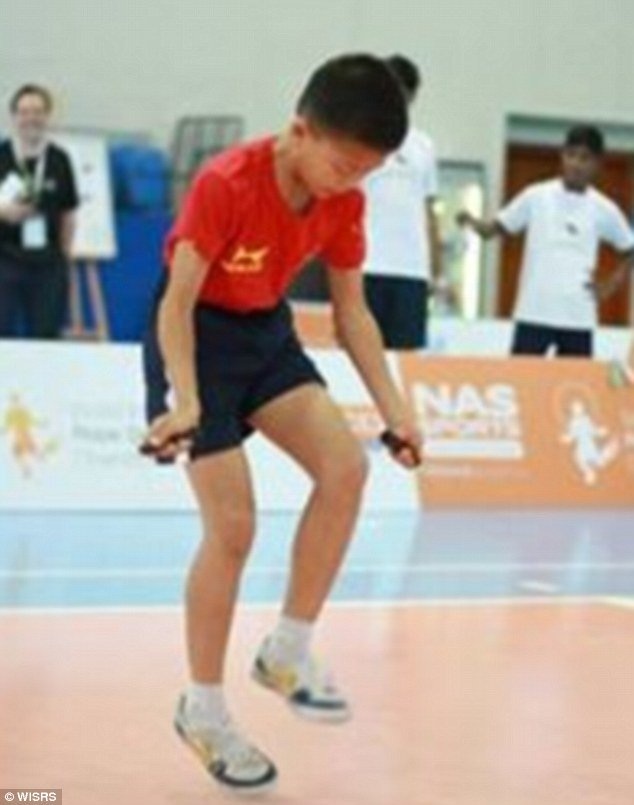 10 kỷ lục thế giới "lãng xẹt" ở Trung Quốc năm 2015 - 6 Cậu bé Cen Xiaolin đến từ Trung Quốc đã lập hai kỷ lục thế giới về môn nhảy dây gồm 216 lần nhảy trong 30 giây (tương đương 7,3 lần nhảy/giây) và 548 lần nhảy trong 3 phút.