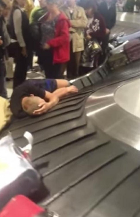 Trào lưu lén lút khỏa thân, phóng uế bừa bãi đang vấy bẩn du lịch - 6