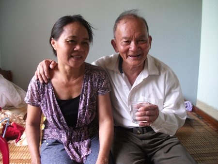 Chồng già, vợ trẻ cách nhau 52 tuổi vẫn không lỡ nhịp "gối chăn" - 6
Cụ Điệp hạnh phúc bên người bạn đời mới