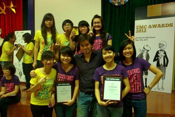 Thầy giáo tiếng Anh giỏi tiếng Pháp, mê piano cổ điển - 6 Tham gia các hoạt động văn nghệ cùng học sinh Chu Văn An. (Ảnh: NVCC)