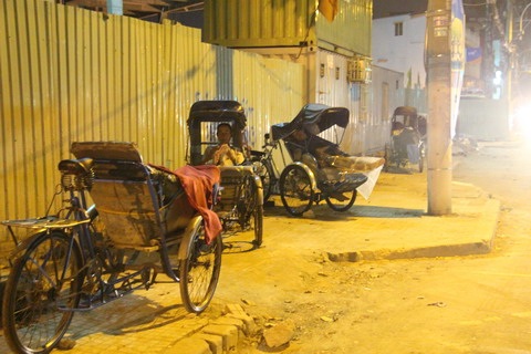 Những người đạp xích lô cuối cùng ở Sài Gòn - 6
Một nhóm 4 xe trên vỉa hè đường 3 tháng 2