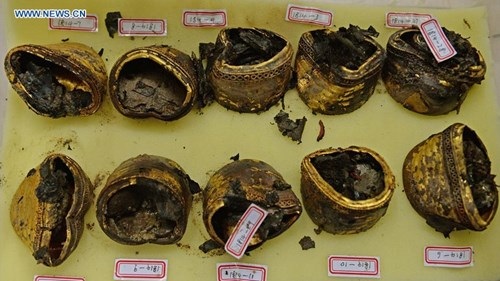 Ngoài ra, các nhà khảo cổ còn khai quật được bộ bình phong sơn mài trên có hình ảnh Khổng Tử và văn tự, cùng một số lượng lớn đồ vật làm bằng vàng. 