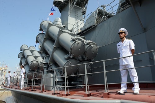 Thượng cờ hai tàu tên lửa hiện đại 379 và 380 - 6
Tàu tên lửa 378 neo cạnh tàu 380 tại lễ thượng cờ.