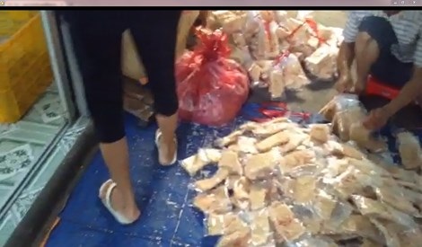 Cận cảnh 'công nghệ' sản xuất cơm cháy chà bông - 5 Cơm cháy chà bông quăng đầy dưới đất, mặc người qua kẻ lại. Ảnh: TRẦN NGỌC