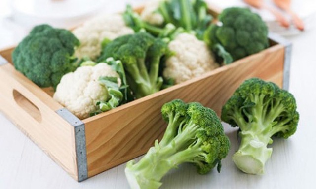 
Súp lơ: có hai loại lơ xanh và lơ trắng. Lơ không chỉ là loại rau có nhiều chất dinh dưỡng cho cơ thể, mà có có tác dụng phòng chống nhiều loại bệnh, đặc biệt khi kết hợp chế biến với các loại thực phẩm khác.
