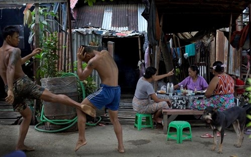Cận cảnh lò luyện võ vỉa hè của thanh niên Myanmar - 6 - ảnh 6
