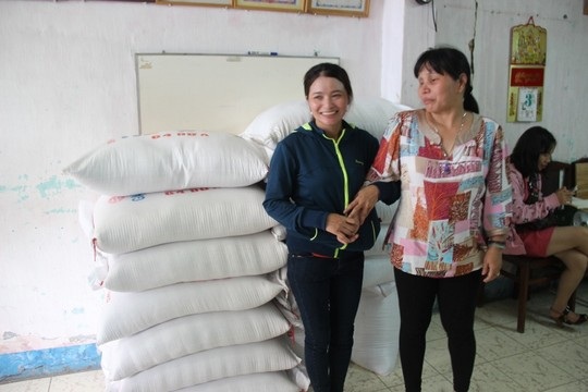 Trước đó, đầu tháng 6-2015 vừa nhận tiền chị Hồng đã đi làm từ thiện.