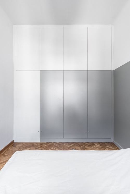 Phòng ngủ với tủ tường được thiết kế tinh tế.