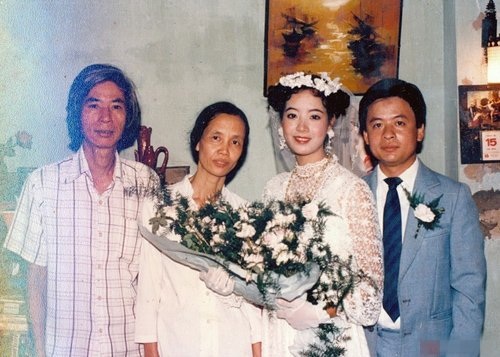 Ảnh cưới hiếm hoi ít người biết của sao Việt - 7 Ở thập niên những năm 80, ảnh màu khá đắt nên trong album ảnh cưới của nghệ sĩ Chiều Xuân chỉ có một số tấm đặc biệt mới được in màu