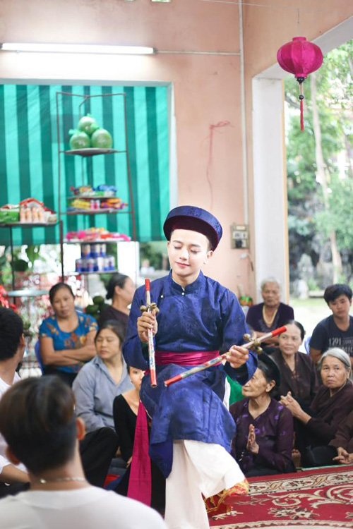 Dân mạng “phát sốt” với “mỹ nam hầu đồng” - 7
Quốc Việt chia sẻ, gia đình cậu có nhiều đời hầu đồng...